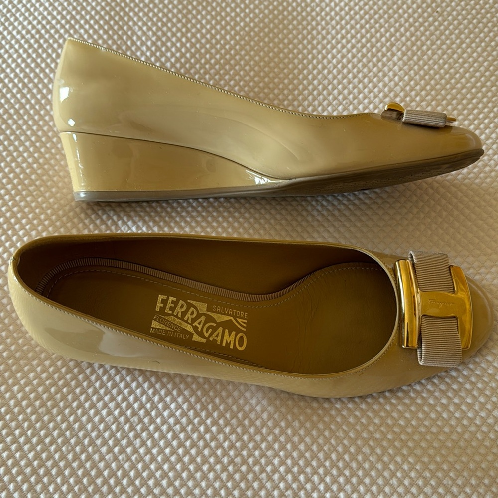 Ferragamo wedge, size 8m, beige patent leather. Excellent condition